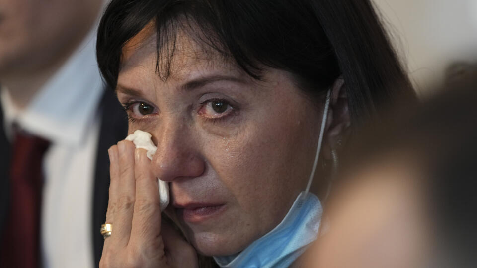 WA 40 Varšava - Natalľa Pratasevičová, matka zadržaného bieloruského novinára a aktivistu Ramana Prataseviča, plače počas tlačovej konferencie vo Varšave vo štvrtok 27. mája 2021. Pratasevič bol zadržaný 23. mája na letisku v Minsku po tom, ako bolo lietadlo spoločnosti Ryanair počas letu z Atén do Vilniusu donútené pristáť v Bielorusku - údajne z dôvodu vyhrážok o bombe na palube, ktoré sa ukázali ako nepravdivé. Spolu s ním bola zadržaná i jeho priateľka, ktorá je ruskou občiankou. Cestujúci s