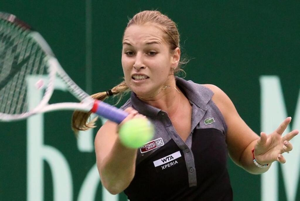 JB 25 Moskva - Slovenská tenistka Dominika Cibulková odvracia loptièku Dánke Caroline Wozniackej vo štvrfinále tenisového turnaja WTA v Moskve 19. októbra 2012. FOTO TASR/EPA epa03437303 epa03438612 Dominika Cibulkova of Slovakia returns the ball to Caroline Wozniacki of Denmark during their quarter final match at the Kremlin Cup tennis tournament in Moscow, Russia, 19 October 2012. EPA/SERGEI ILNITSKY