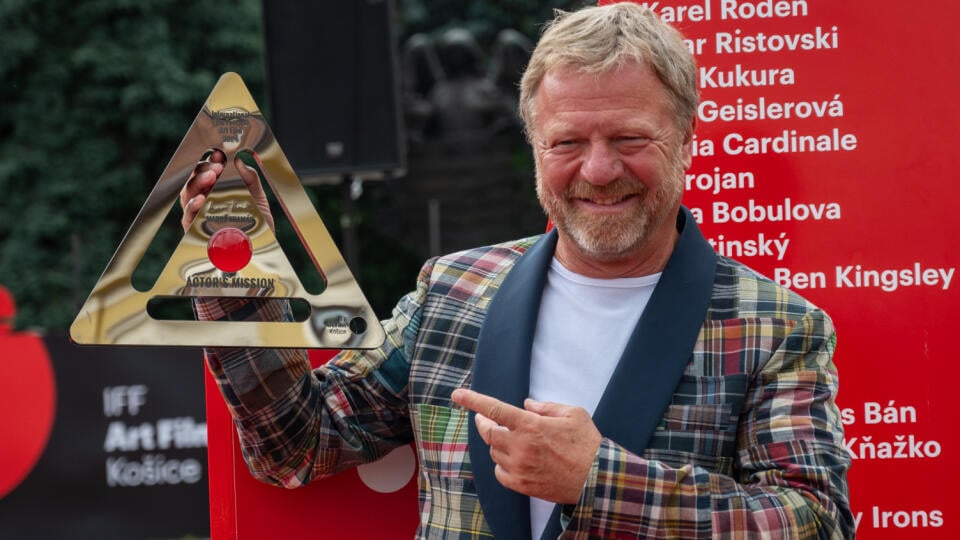 Na snímke slovenský herec Maroš Kramár pózuje s ocenením Hercova misia počas odovzdávania ocenení Hercova misia, ktoré sú súčasťou Medzinárodného filmového festivalu Art Film v Košiciach.