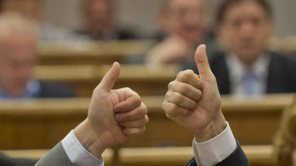 Poslanci počas schôdze zdvíhali palce na znak súhlasu