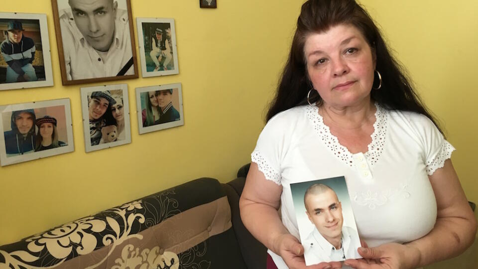 Svetlana (60) má všade v izbe rozvešané fotky svojho mŕtveho syna Filipa (†20).