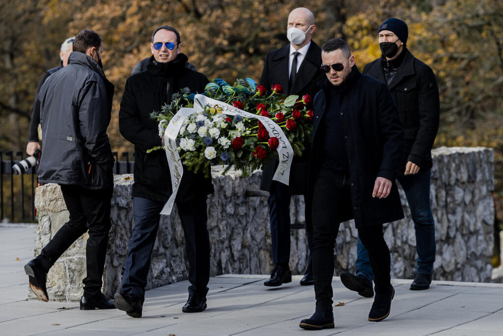 Smútoční hostia prichádzajú na poslednú rozlúčku s tragicky zosnulým Dušanom Pašekom mladším. Pašeka ml. našli obeseného na bratislavskej Kolibe 5. novembra 2021. Na snímke Miroslav Šatan.