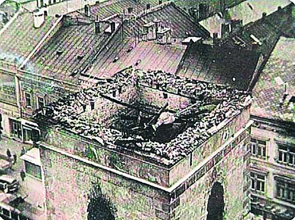 Vežu za stáročia poničilo niekoľko požiarov. K jednému sa viaže legenda o zvonárovi Urbanovi, ktorý sa v noci zjavuje v jej okienku. Prečo nenachádza pokoj, je záhadou, keďže práve on zachránil ľudí počas požiaru. Keď zbadal plamene, vybehol na vežu, aby zvonením upozornil Košičanov na nebezpečenstvo – no počas hrdinského činu zahynul.