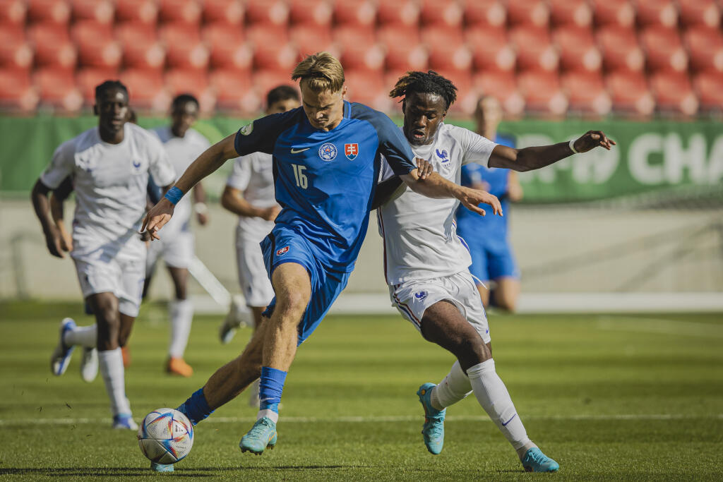 Na snímke Adam Griger a Warren Bondo počas zápasu A-skupiny Majstrovstiev Európy vo futbale hráčov do 19 rokov medzi reprezenáciami Slovenska a Francúzska na Štadióne Antona Malatinského v Trnave.