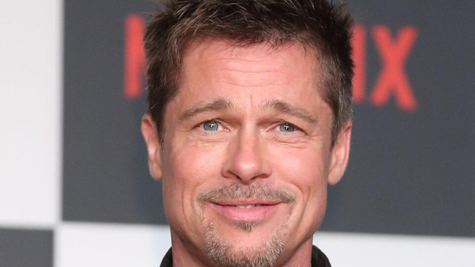 Brad Pitt (54) je síce stále oficiálne manželom Angeliny Jolieovej, ale po siedmich rokoch partnerského a dvoch rokoch manželského života sa rozvádzajú.