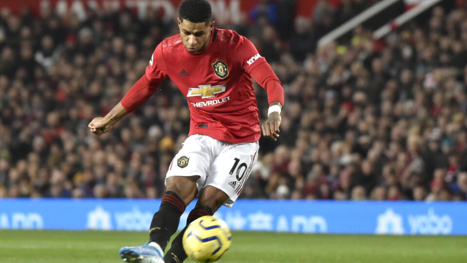 JB 35 Manchester - Hráč Manchesteru United Marcus Rashford kope do lopty vo futbalovom zápase anglickej Premier League Manchester United - Tottenham Hotspur v Manchesteri 4. decembra 2019. FOTO TASR/AP
Manchester United's Marcus Rashford kicks the ball during the English Premier League soccer match between Manchester United and Tottenham Hotspur at Old Trafford in Manchester, England, Wednesday, Dec. 4, 2019. (AP Photo/Rui Vieira)