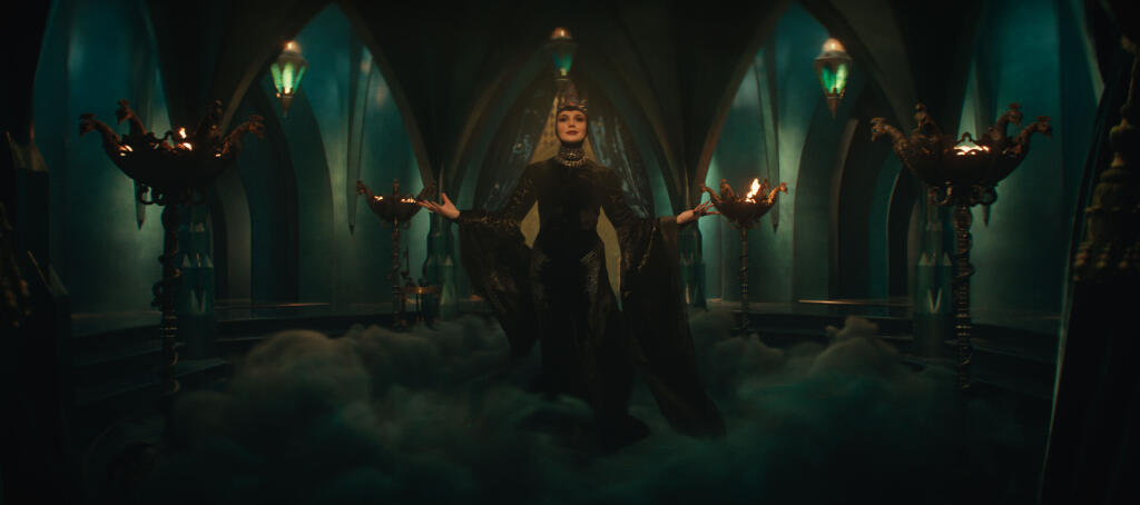 Gal Gadot vo filme Snehulienka (Snow White).
