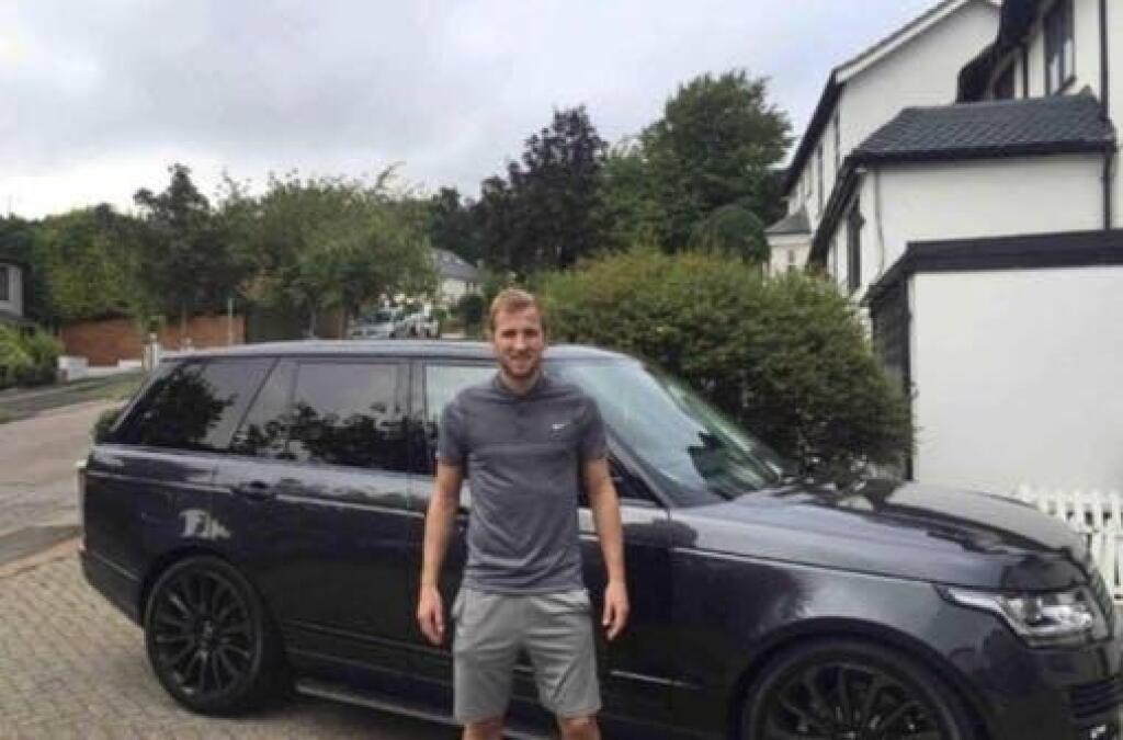 Anglický kanonier Harry Kane má vo svojej zbierke taktiež viacero štvorkolesových tátošov ako napríklad Range Rover Autobiography či Jaguar F-Pace, no najradšej sa vozí na svojom Bentley Continental GT Supersports.