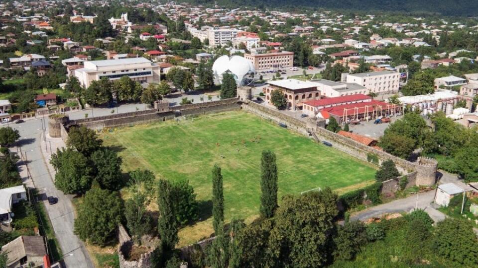 Gruzínsky FC Duruji Kvareli hrá namiesto štadióna na hrade