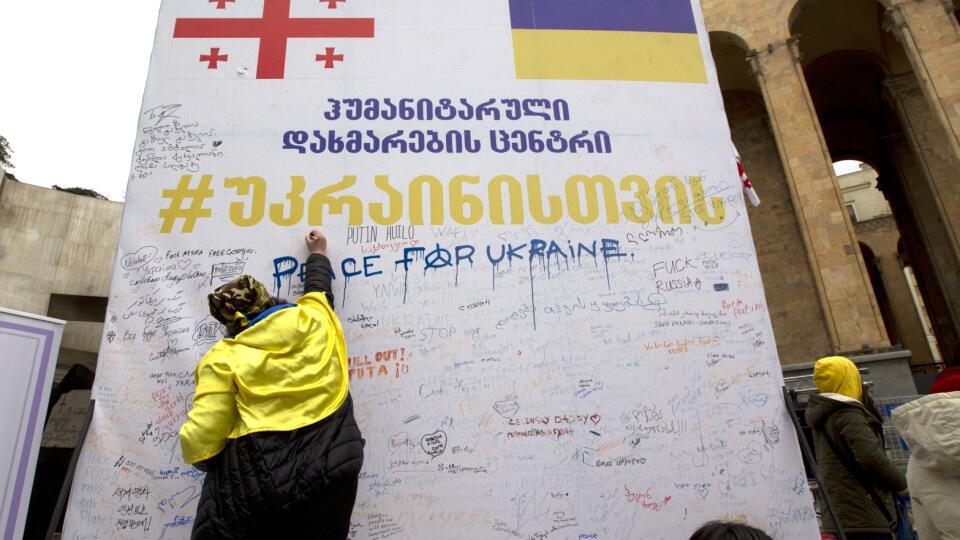 KK41 Tbilisi - Žena píše slová na podporu Ukrajine počas protestu proti ruskej invázii na Ukrajine 7. marca 2022 v Tbilisi. FOTO TASR/AP
A woman writes words in support of Ukraine during an action against Russia's attack on Ukraine in Tbilisi, Georgia, Monday, March. 7, 2022. (AP Photo/Shakh Aivazov)