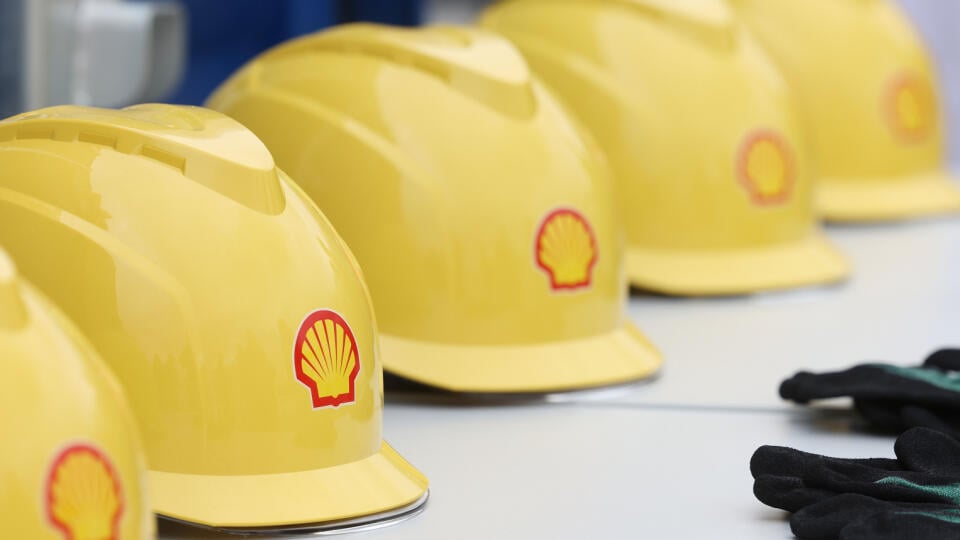 KK32 archív Kolín nad Rýnom - Na archívnej snímke z 9. februára 2022 helmy s logom spoločnosti Shell sú položené na stole v Kolíne nad Rýnom. Britsko-holandská ropná a plynárenská spoločnosť Shell oznámila za 2. štvrťrok zisk takmer 11,5 miliardy USD, čo predstavuje ďalší rekordný kvartál. FOTO TASR/DPA
ARCHIV - 09.02.2022, Nordrhein-Westfalen, Köln: Helme mit dem Shell-Logo liegen beim Baustart einer CO2-neutralem Bio-Flüssigerdgas (Bio-LNG) auf dem Gelände der Shell Raffinerie auf dem Tisch. D