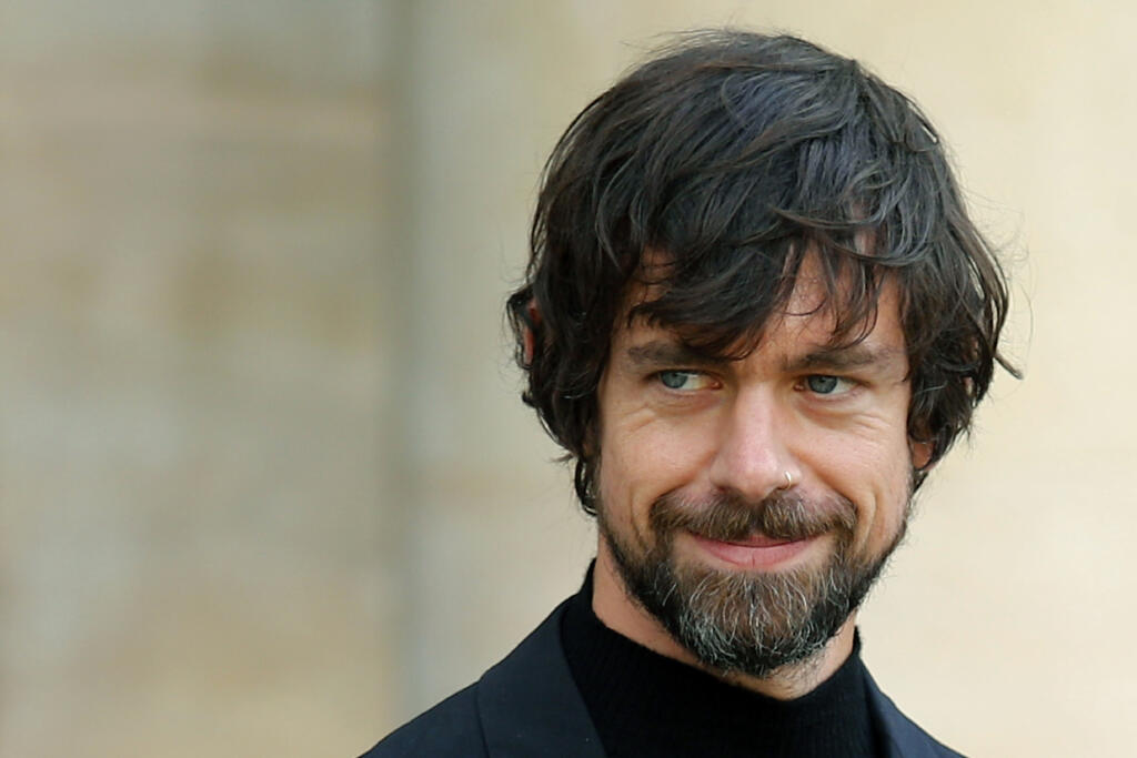 WA 3 archív Paríž - Na archívnej snímke zo 7. júna 2019 spoluzakladateľ Twitteru Jack Dorsey sa usmieva po stretnutí s francúzskym prezidentom Emmanuelom Macronom v Elyzejskom paláci v Paríži. Jack Dorsey v utorok 7. apríla 2020 vyhlásil, že prostredníctvom svojho charitatívneho fondu poskytne zo svojho osobného majetku 1 miliardu dolárov na pomoc v boji s koronavírusom. FOTO TASR/AP

FILE - In this June 7, 2019, file photo, Twitter CEO Jack Dorsey leaves after his talk with French President Emm