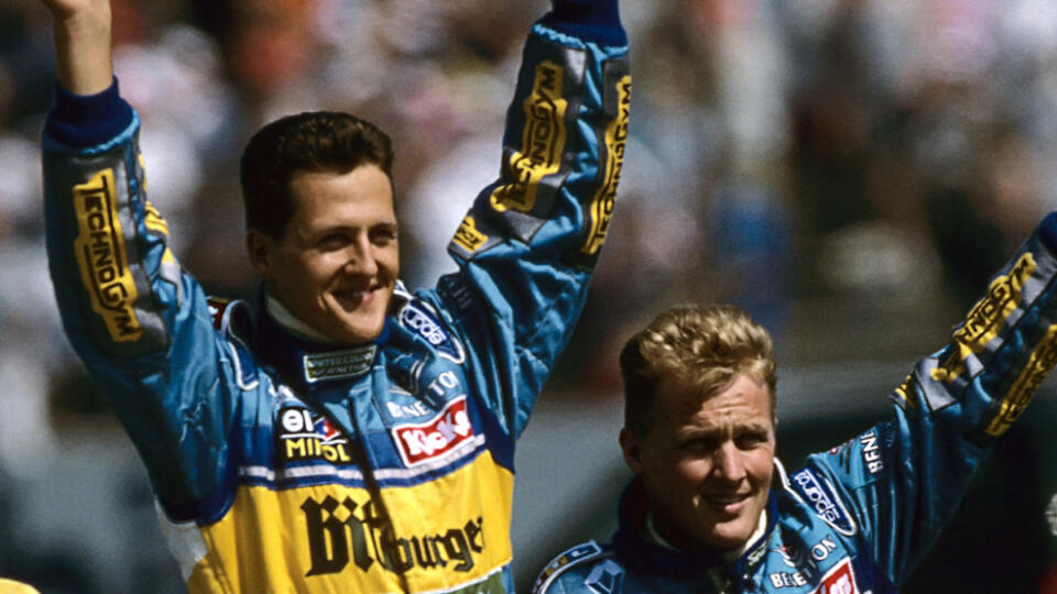 Michael Schumacher a Johnny Herbert.