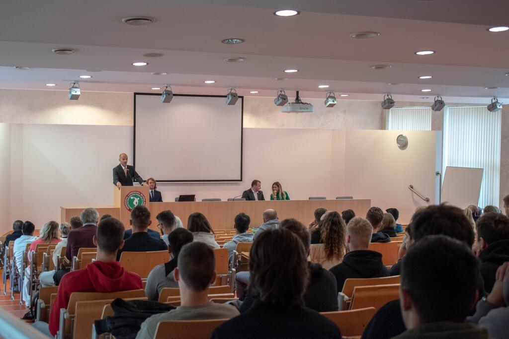 Marek študoval v druhom ročníku Fakulty telesnej výchovy a športu Univerzity Komenského v odbore Učiteľstvo telesnej výchovy a histórie.