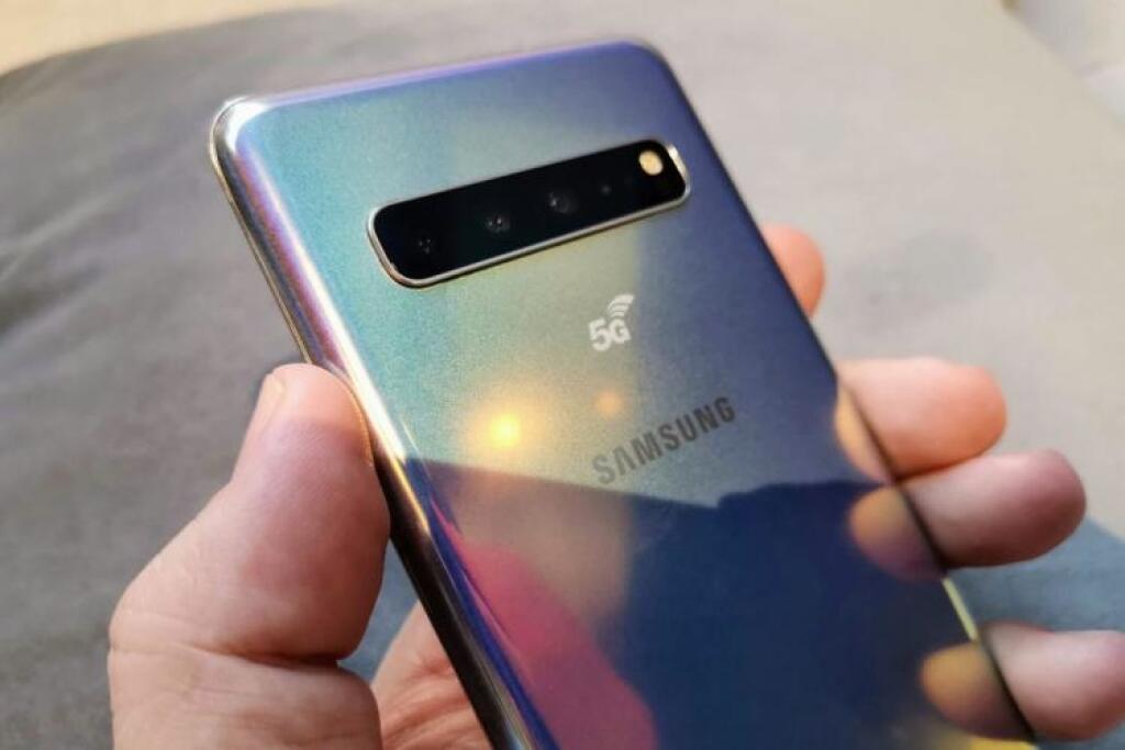 Galaxy S10 je tu v troch edíciách. Pridal tretí fotoaparát aj dieru v displeji