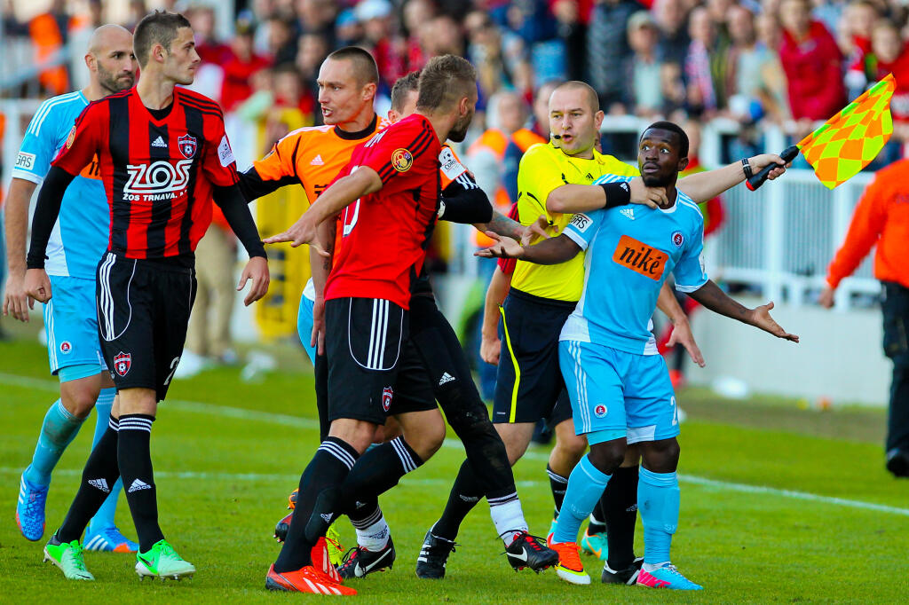 Konflikt hráčov poznačil derby aj v roku 2013. Seydouba Soumah sa dostal na ihrisko v 82. minúte, za krátky čas však predviedol dva škaredé zákroky, kvôli ktorým bol vylúčený. Z ihriska sa mu však nechcelo, stihol dokonca aj fyzicky napadnúť kapitána Trnavy Romana Procházku.