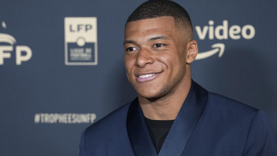 JB 20 Paríž - Hráč Paríža St. Germain Kylian Mbappé pózuje počas jeho príchodu na udeľovanie ocenení Únie francúzskych futbalových profesionálov (UNFP) v Paríži 15. mája 2022. Francúzsky futbalista Kylian Mbappé získal v nedeľu tretíkrát v kariére cenu pre najlepšieho hráča Ligue 1. Útočník Paríža St. Germain tak po druhý raz obhájil zisk tohto ocenenia, ktoré Únia francúzskych futbalových profesionálov (UNFP) neudeľovala v roku 2020 v dôsledku predčasného ukončenia sezóny spôsobeného pandémiou