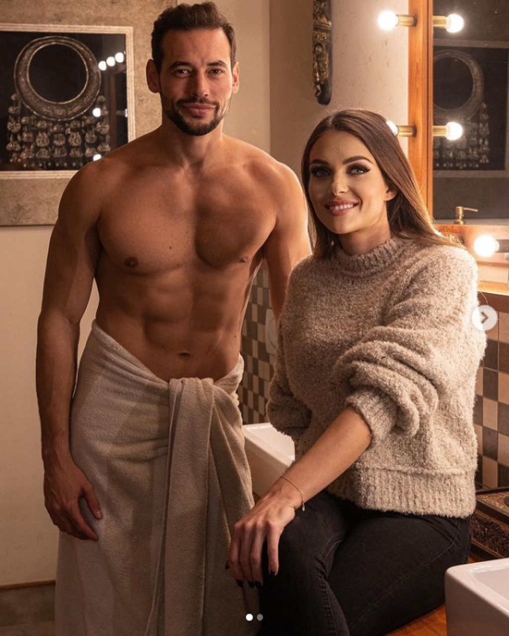 Martina Schindlerová zverejnila fotku so záhadným mužom. Práve on je zjavne súčasťou videoklipu, musíme však uznať, že by im to pristalo aj ako páru. Čo poviete?