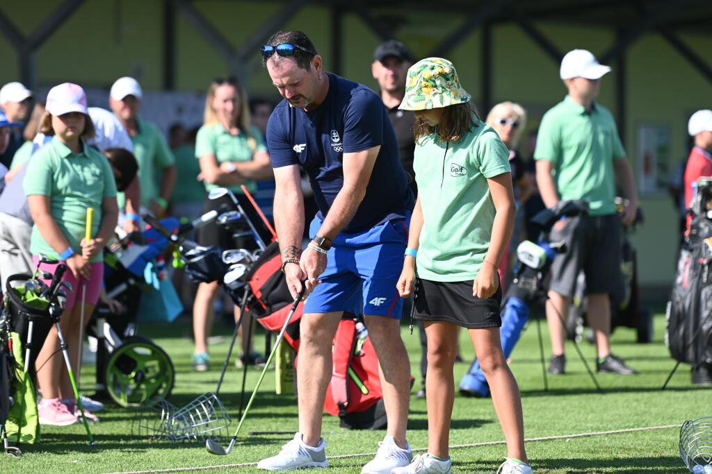 Na snímke vľavo strieborný medailista v golfe z XXXII. letných OH v Tokiu Rory Sabbatini dáva golfové rady mladej golfistke počas tréningu v areáli Golf Trnava v utorok 3. augusta 2021.