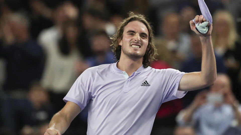 Grécky tenista Stefanos Tsitsipas a francúzsky tréner Patrick Mouratoglou spustia aukciu na finančnú podporu hráčov postihnutým koronakrízou.