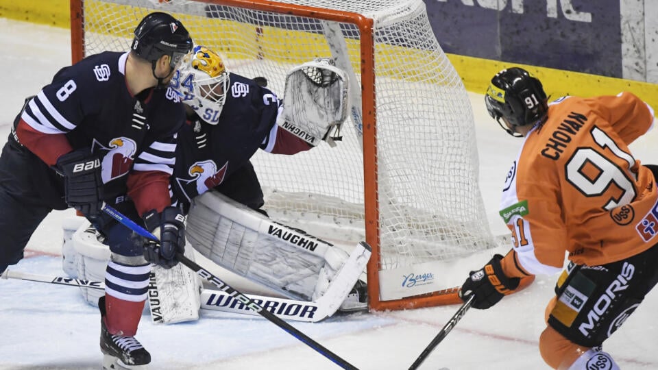Na snímke vpravo Michal Chovan (Košice) strieľa druhý gól, uprostred brankár Jared Coreau (Slovan) v dohrávke 2. kola hokejovej Tipos extraligy HC Košice – HC Slovan Bratislava 29. novembra 2022 v Košiciach. FOTO TASR – František Iván