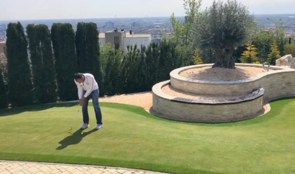 Súčasťou obrovskej vily je golfové ihrisko, na ktorom si užíva hranie.