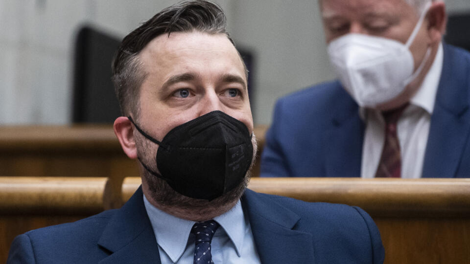 Na snímke poslanci NRSR, zľava Ľuboš Blaha a Vladimír Faič (obaja Smer-SD) počas 27. schôdze parlamentu, na ktorej sa rokuje o programovom vyhlásení vlády SR v Bratislave 30. apríla 2021. FOTO TASR - Jaroslav Novák