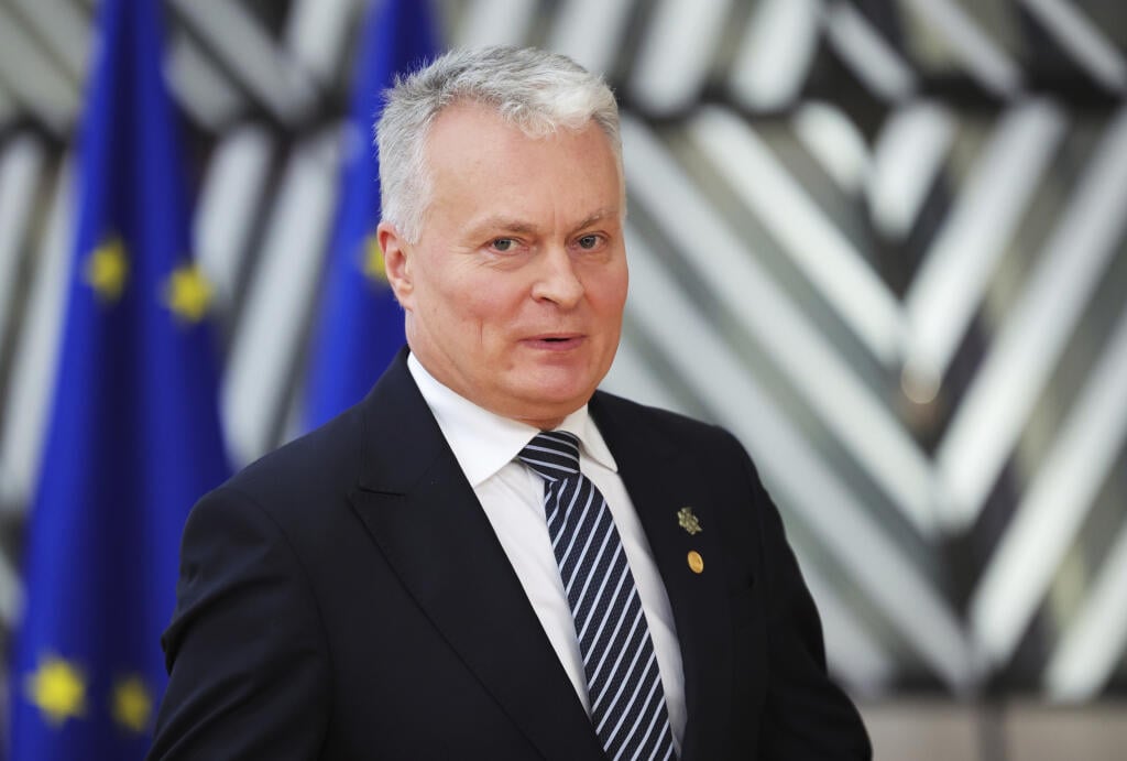 WA 12 Brusel - Litovský prezident Gitanas Nauséda odpovedá na otázky novinárov počas príchodu na summit EÚ v Bruseli vo štvrtok 23. júna 2022. Vo štvrtok poobede sa začal tradičný summit 27-člennej Únie, na ktorom sa očakáva  historické rozhodnutie o udelení kandidátskeho štatútu Ukrajine a Moldavsku. V piatok prezidenti a premiéri okrem iného podporia odporúčanie o vstupe Chorvátska do eurozóny. FOTO TASR/AP

Lithuania's President Gitanas Nauseda arrives for an EU summit in Brussels, Thursday, 