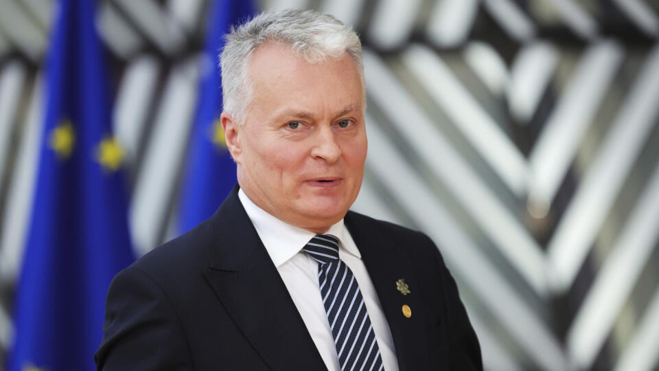 WA 12 Brusel - Litovský prezident Gitanas Nauséda odpovedá na otázky novinárov počas príchodu na summit EÚ v Bruseli vo štvrtok 23. júna 2022. Vo štvrtok poobede sa začal tradičný summit 27-člennej Únie, na ktorom sa očakáva historické rozhodnutie o udelení kandidátskeho štatútu Ukrajine a Moldavsku. V piatok prezidenti a premiéri okrem iného podporia odporúčanie o vstupe Chorvátska do eurozóny. FOTO TASR/AP
Lithuania's President Gitanas Nauseda arrives for an EU summit in Brussels, Thursday,