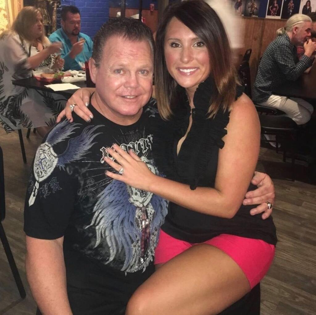 Legenda WWE Jerry Lawler (70) má po svojom boku o 39- rokov mladšiu Lauryn.