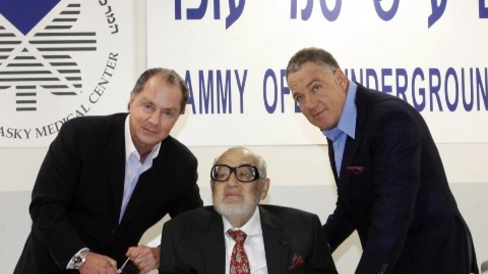 Izraelský miliardár Sammy Ofer, na vozíku.