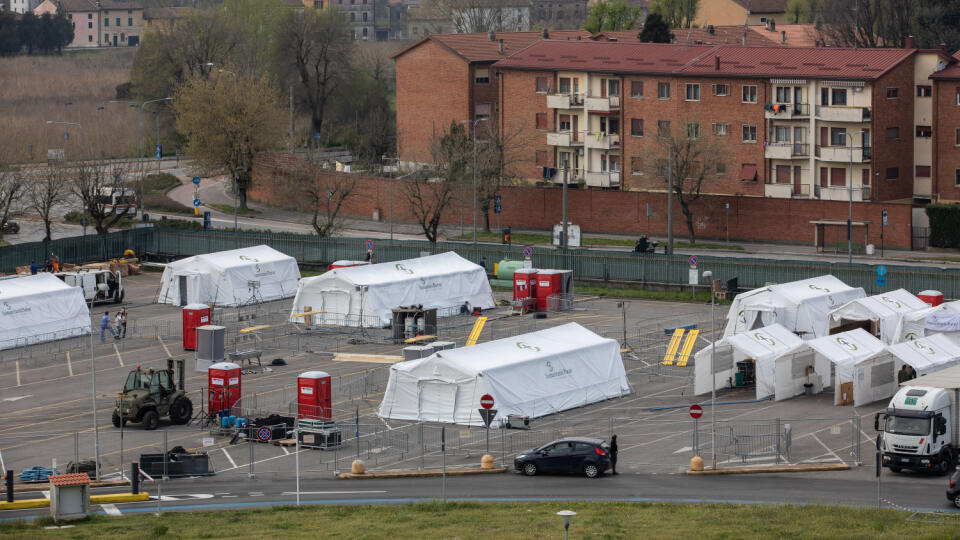 Počas prvej vlny koronavírusu museli najhoršie postihnuté krajiny postaviť poľné nemocnice pre pacientov s COVID-19. Provizórne lôžka na štadiónoch tak vznikli v USA, Brazílii, Rusku, Číne alebo Španielsku.