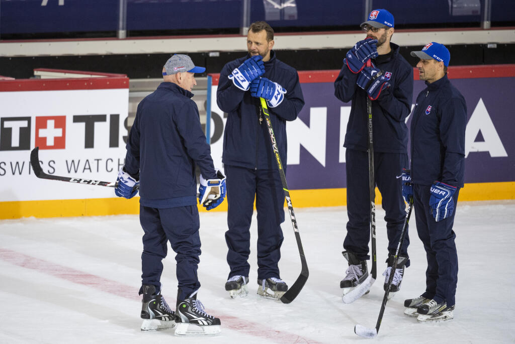 Na snímke zľava hlavný tréner slovenskej hokejovej reprezentácie Craig Ramsay a jeho asistenti Andrej Podkonický, Michal Handzuš a Ján Pardavý počas tréningu pred úvodným piatkovým zápasom proti Bielorusku v hale Olympijského športového centra, v ktorej sa budú hrať 84. majstrovstvách sveta v ľadovom hokeji v lotyšskej Rige vo štvrtok 20. mája 2021.