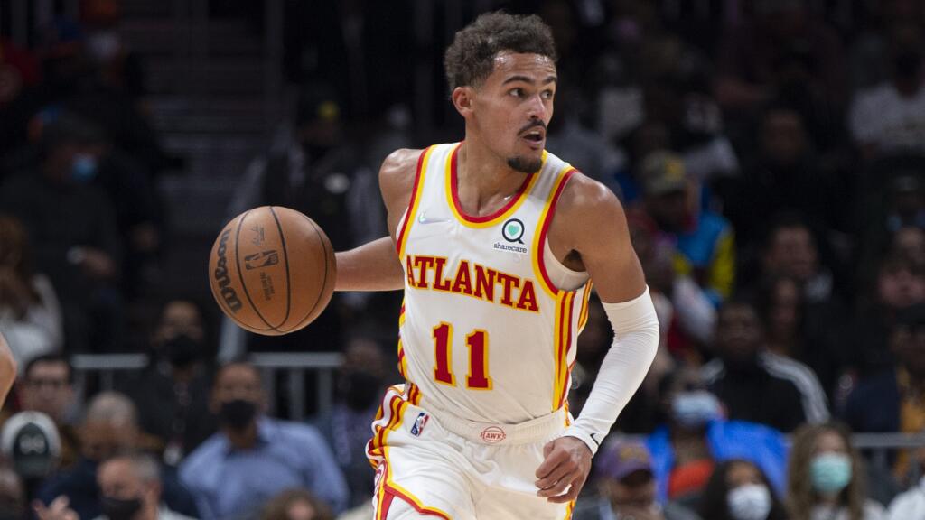 JB 31 Atlanta - Hráč Atlanty Hawks Trae Young dribluje v basketbalovom zápase zámorskej NBA proti Milwaukee Bucks v Atlante 14. novembra 2021. FOTO TASR/AP
Atlanta Hawks' Trae Young (11) dribbles during the second half of an NBA basketball game against the Milwaukee Bucks, Sunday, Nov. 14, 2021, in Atlanta. (AP Photo/Hakim Wright Sr.)