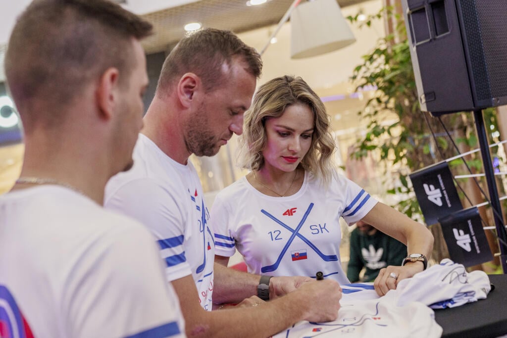 Marián Gáborík prezentoval kolekciu tričiek s svojou manželkou minulý týždeň v Košiciach.