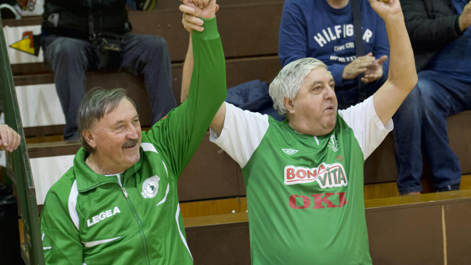 Na snímke vpravo Karol Dobiá a Antonín Panenka (Bohemians) poèas III. roèníka medzinárodného halového turnaja internacionálov Kmeo band gold za úèasti tímov Bohemiansu Praha, Spartaka Trnava, Slovana Bratislava a bratislavského mustva výberu osobností Kmeo band gold 28. decembra 2017 v Bratislave. FOTO TASR - Pavel Neubauer