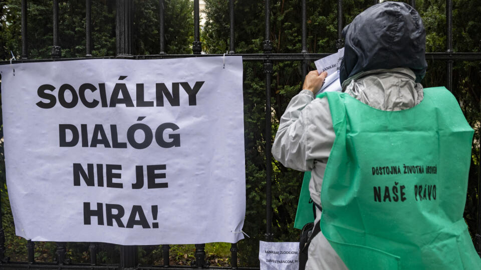 Na snímke protest Konfederácie odborových zväzov (KOZ) SR s heslom #rešpektpracujúcim pred Úradom vlády SR v Bratislave 14. októbra 2020. FOTO TASR - Jaroslav Novák