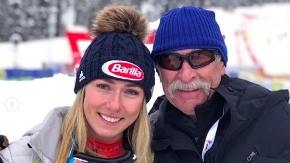 Američanka Mikaela Shiffrinová dnes popoludní zverejnila zdrvujúcu správu o tom, že jej otec Jeff Shiffrin náhle zomrel.