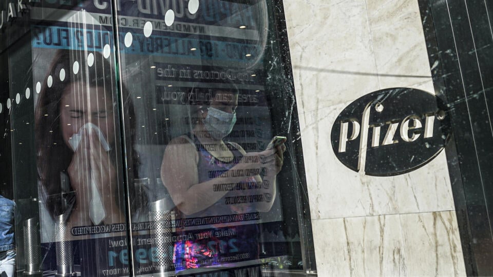 KK27 New York - Na archívnej snímke z 9. novembra 2020 svetové sídlo Pfizeru v NewYorku. Spoločnosti Pfizer a BioNTech požiadajú americký úrad na kontrolu potravín a liekov FDA (Food and Drug Administration) o povolenie na núdzové použitie pre svoju vakcínu proti novému koronavírusu. FOTO TASR/AP
FILE - In this Nov. 9, 2020, file photo, an ad for COVID-19 testing reflects on glass at a bus stop, as pedestrians walk past Pfizer world headquarters in New York. On Friday, Nov. 20, 2020, Pfizer has