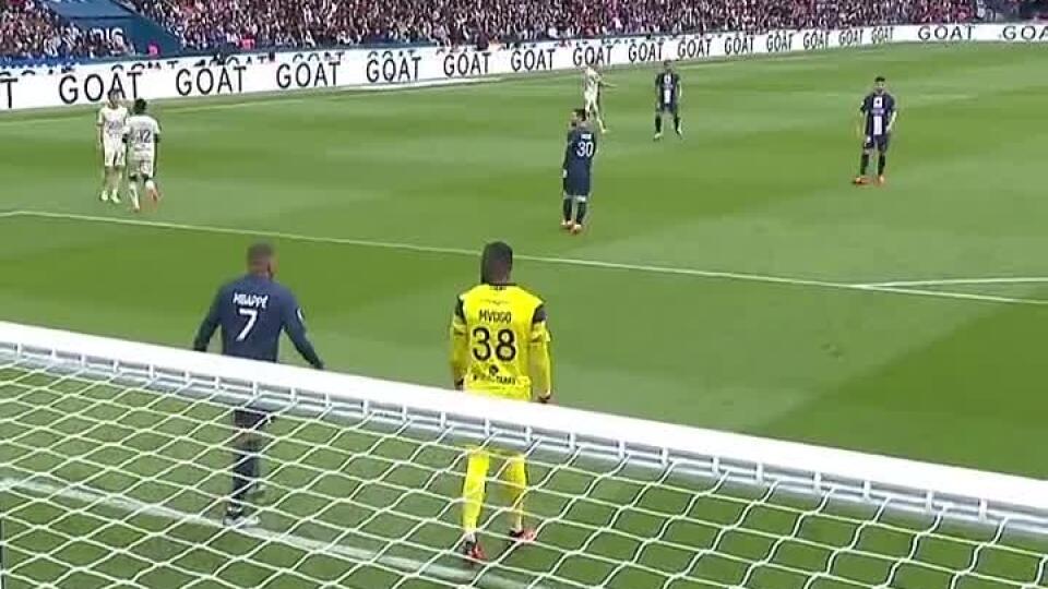 VIDEO Prefíkaný Mbappe využil zaváhania brankára: Takýto gól už možno nikdy neskóruje!