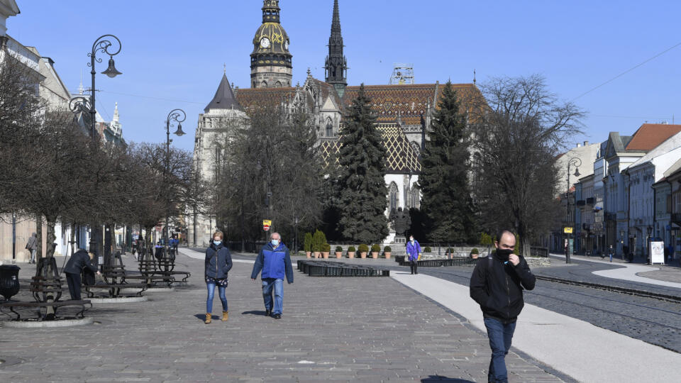 Na snímke takmer vyľudnené centrum Košíc predpoludním na Hlavnej ulici pri Dolnej bráne.
Košice, 16. marca 2020. FOTO TASR – Milan Kapusta
