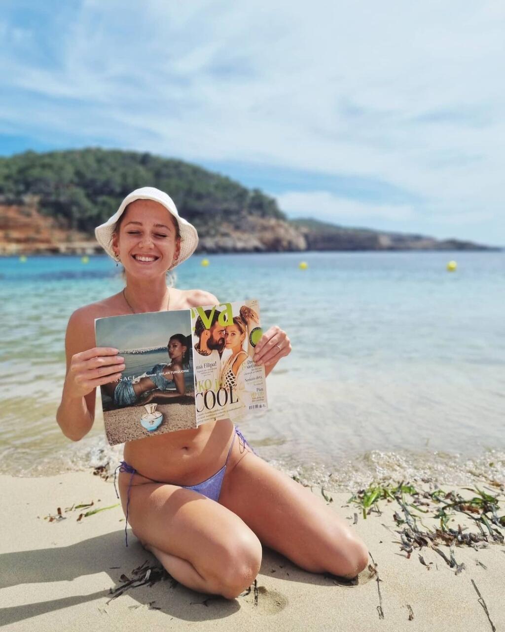 Aj začiatkom mája si párik užíval na pláži, Emma sa aj vtedy predviedla hore bez, prsia si prekrývala len časopisom, na ktorého titulke bola spolu s Filipom.
