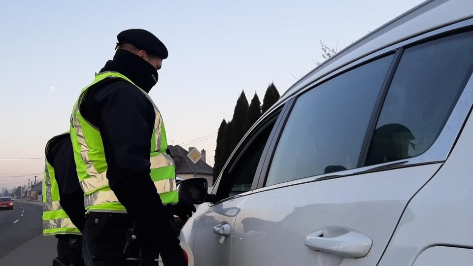 Polícia dohliada na dodržiavanie bezpečnostných opatrení.
