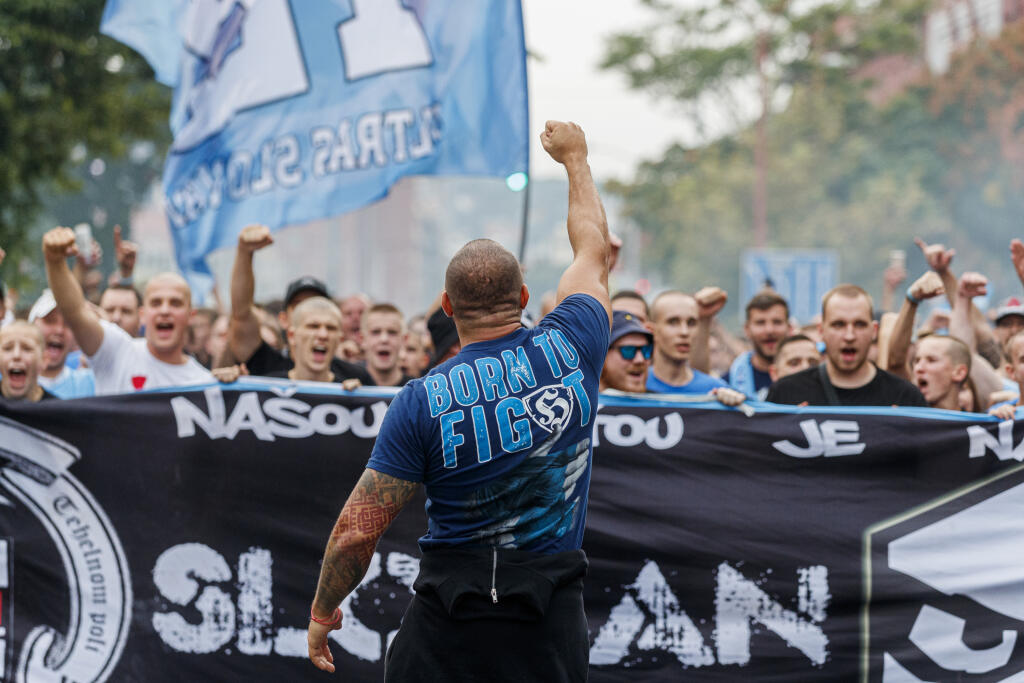 Kým pred dvomi rokmi bolo na Tehelnom poli vypredané a v hľadisku bolo vyše 20-tisíc fanúšikov, tenotraz kvôli covid opatreniam nebudú na štadióne žiadni fanúšikovia.