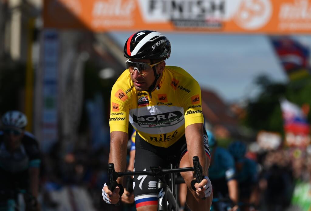 Na snímke slovenský cyklista Peter Sagan (Bora-Hansgrohe) v žltom drese vedúceho pretekára v priebežnom poradí v cieli 4. etapy 65. ročníky pretekov Okolo Slovenska v Trnave v nedeľu 19. septembra 2021.