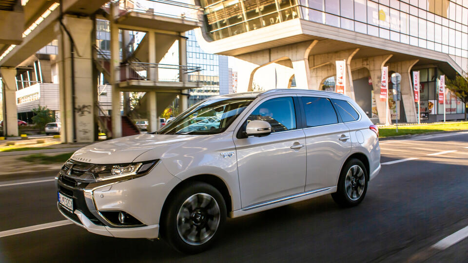 Decentné: Ak si odmyslíme pomerne extravagantnú prednú masku, auto ako celok pôsobí dynamicky a uhladene, bez prehnaného zdôrazňovania rozmerov, respektíve dynamiky.