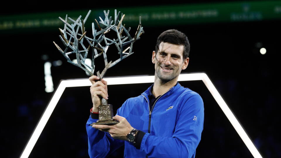 Srbský tenista Novak Djokovič oslavuje s trofejou víťazstvo nad Kanaďanom Denisom Shapovalovom vo finále turnaja ATP Masters 1000 v Paríži