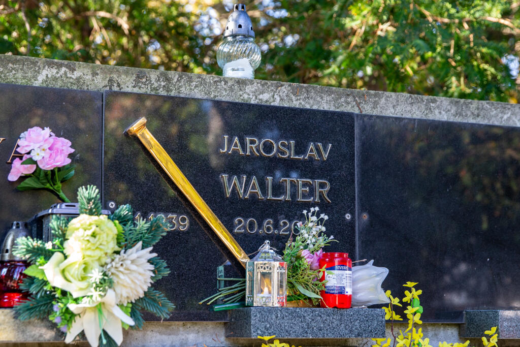 Svoje miesto neďaleko Golonku má aj legendárny hokejista a tréner Jaroslav Walter.