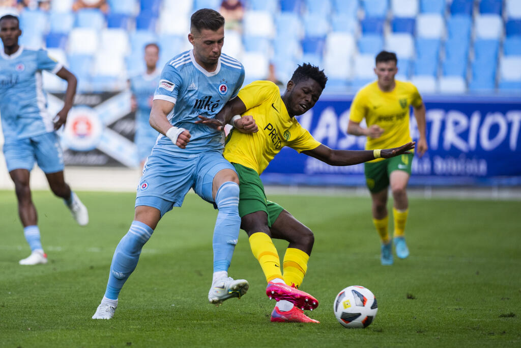 Na snímke zľava Lucas Lovat (Slovan) a Benson Anang (Žilina) počas zápasu záverečného 10. kola skupiny o titul futbalovej Fortuna ligy ŠK Slovan Bratislava - MŠK Žilina v Bratislave 21. mája 2022. FOTO TASR - Jaroslav Novák
