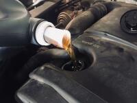 Výmena motorového oleja: Ako ju zvládnuť na vlastnú päsť a za pár peňazí?